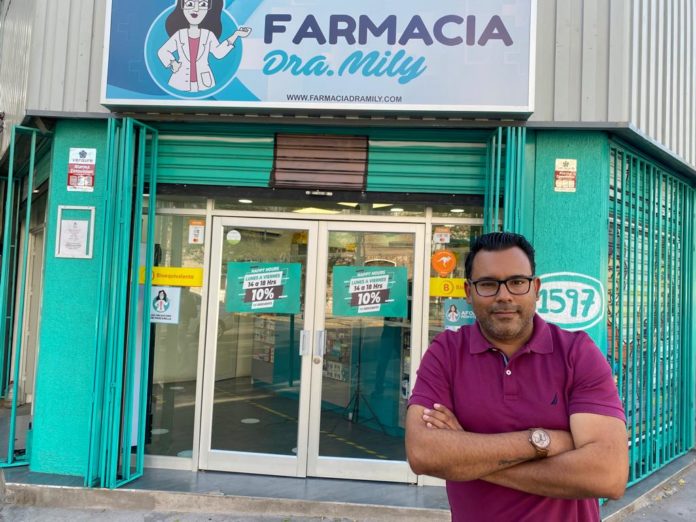 El venezolano que da el paso para abrir su propia farmacia en Chile