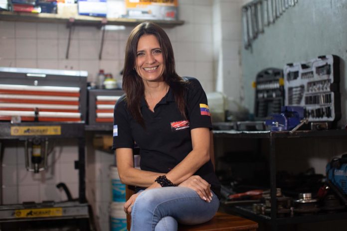 Mecánica venezolana en Argentina abre su propio taller automotriz