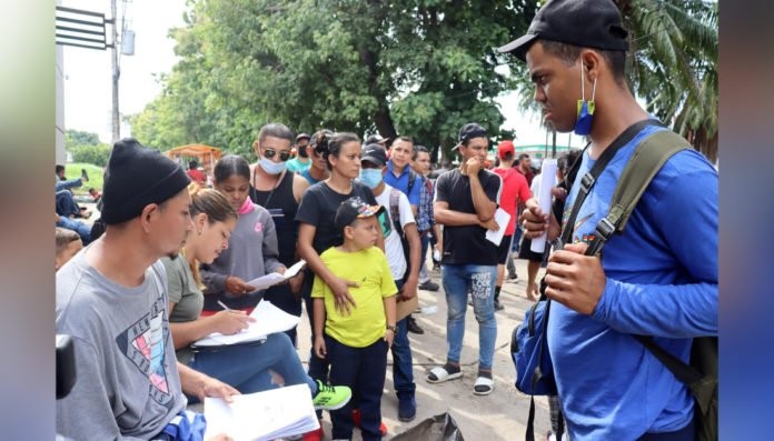 ¿Qué pasa con los venezolanos en la oficina de migración de Tapachula, México?