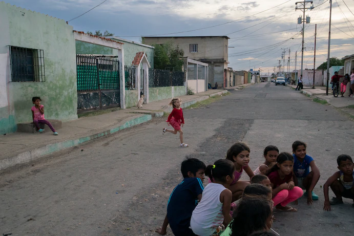 Cerca de 1.200 niños venezolanos permanecen en sistema de bienestar familiar de Colombia, según The Washington Post
