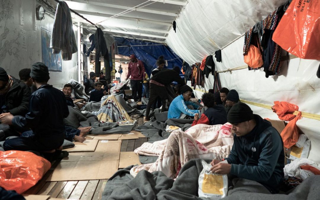 Más de 200 migrantes que se encontraban bloqueados en el mar fueron autorizados a desembarcar en Italia