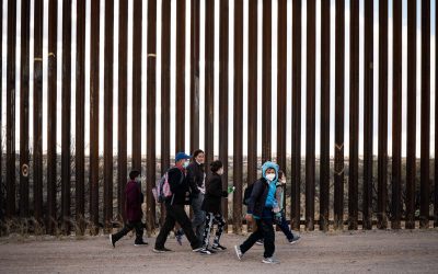 Juez federal prohíbe que EEUU siga expulsando a migrantes a México bajo el Título 42