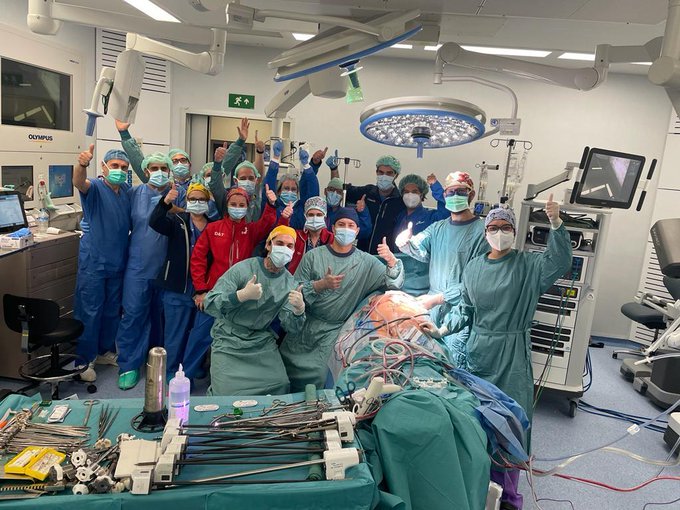 ¿Quién es Fernando Ascanio, el médico venezolano que realizó el primer trasplante de pulmón con cirugía robótica en España?