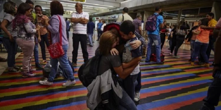 Sobrecarga de responsabilidad recae en mujeres que quedan en Venezuela tras migración familiar, afirma ONG